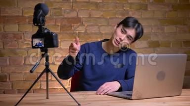 年轻的韩国男视频登记员在镜头前打手势并指出他的手指